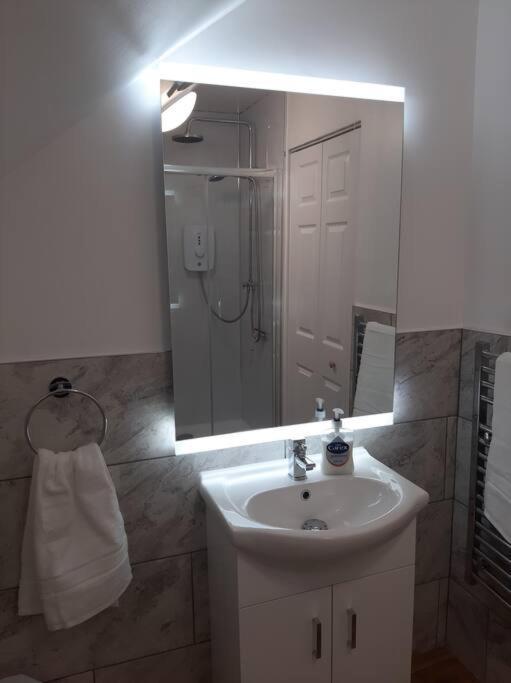 Spacious, Self-contained, 1 Bedroomed Annex *